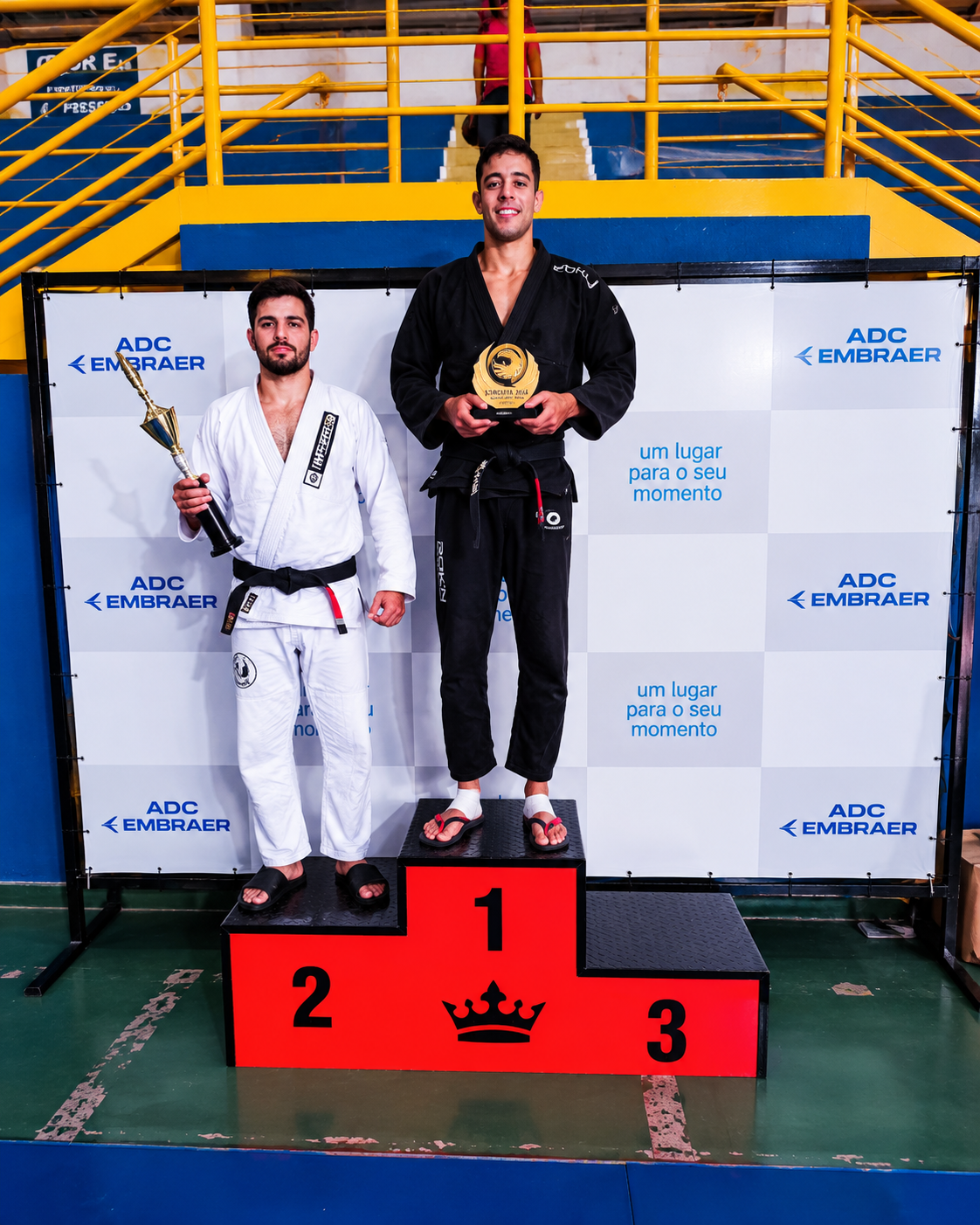Rodrigo Zanella no pódio com troféu de 1º lugar